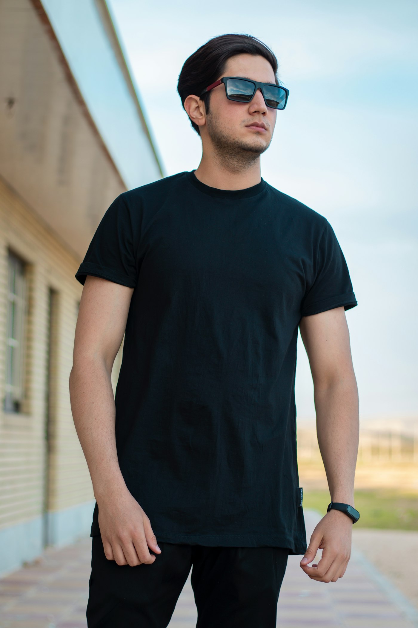 Persona con polera negra al aire libre (foto referencial)